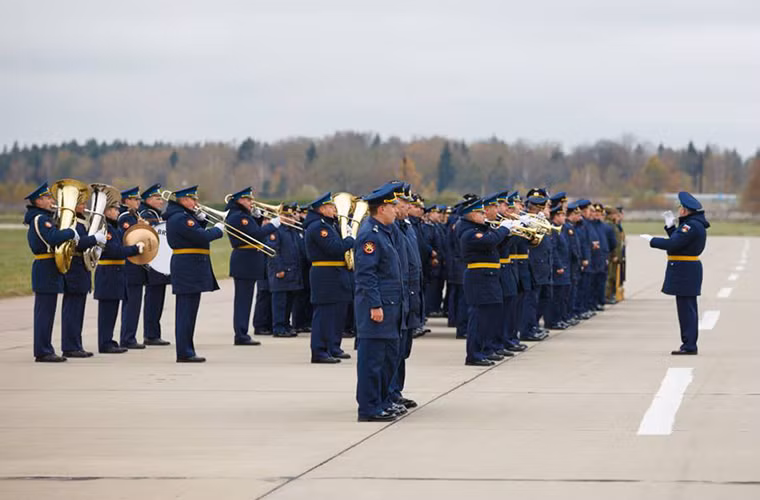 Đại tướng Bondarev cũng tiết lộ thêm rằng, đợt chuyển giao Su-30SM tiếp theo cho phi đội “Hiệp sĩ Nga” sẽ được Irkut thực hiện trước cuối năm nay. Theo thông kế mỗi năm Không quân Nga đặt mua từ 20-24 máy bay quân sự mới từ Irkut. Nguồn ảnh: Bộ Quốc phòng Nga
