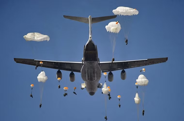 Hình ảnh của vận tải cơ IL-76 cũng gắn liền với lực lượng Đổ bộ Đường không Nga khi nó là dòng máy bay vận tải chính của lực lượng này, một chiếc IL-76 có thể mang theo tới 120 lính dù hoặc ít nhất ba xe bọc thép đổ bộ đường không BMD. Nguồn ảnh: QQ.