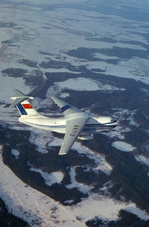 Không quân Liên Xô bắt đầu đưa vào trang bị IL-76 từ năm 1974 và nó nhanh chóng trở thành máy bay vận tải quân sự chủ lực của nước này. Trong giai đoạn từ năm 1979 đến 1991, IL-76 giúp Liên Xô thực hiện hơn 14.700 chuyến bay đến Afghanistan, vận chuyển 786.200 quân nhân và 315.800 tấn hàng hóa các loại, chiếm tới 89% khả năng không vận của Liên Xô tại Afghanistan. Nguồn ảnh: QQ.