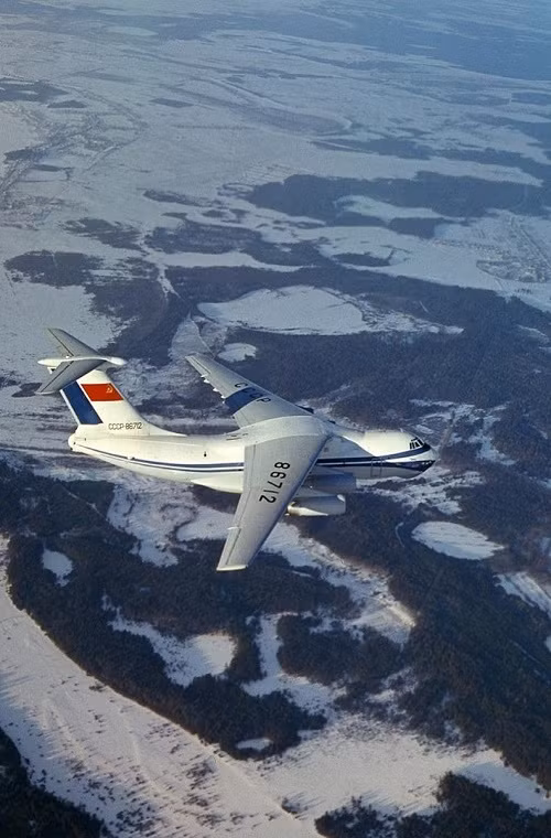 Không quân Liên Xô bắt đầu đưa vào trang bị IL-76 từ năm 1974 và nó nhanh chóng trở thành máy bay vận tải quân sự chủ lực của nước này. Trong giai đoạn từ năm 1979 đến 1991, IL-76 giúp Liên Xô thực hiện hơn 14.700 chuyến bay đến Afghanistan, vận chuyển 786.200 quân nhân và 315.800 tấn hàng hóa các loại, chiếm tới 89% khả năng không vận của Liên Xô tại Afghanistan. Nguồn ảnh: QQ.