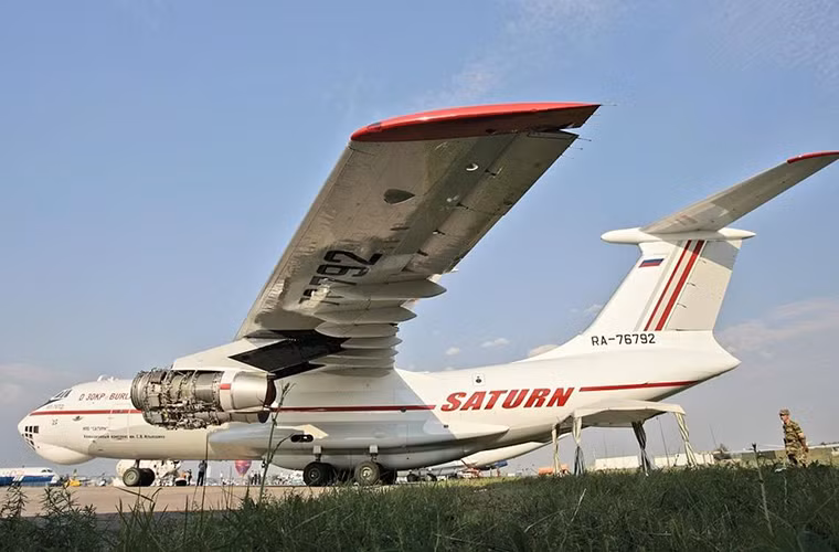 Trái tim của một chiếc IL-76 chính là hệ thống động cơ phản lực Aviadvigatel PS-90-76 của nó với công suất lên tới 32.000lbf mỗi chiếc, cho phép máy bay di chuyển với vận tốc 900km/h còn tầm hoạt động hiệu quả có nó lại tùy thuộc vào số lượng hàng hóa mà nó mang theo. Nguồn ảnh: QQ.