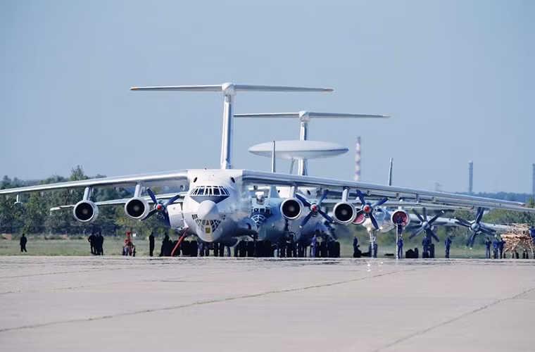 Màn trình diễn “voi đi bộ” của Không quân Nga dẫn đầu là IL-76, sau đó là An-12, A-50 và Tu-95. Nguồn ảnh: QQ.