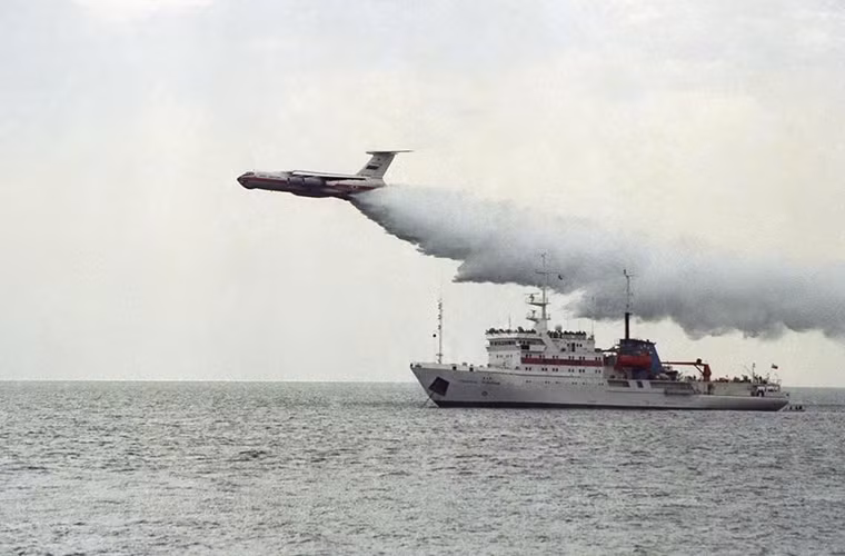 Không chỉ nổi tiếng tại Nga, máy bay vận tải IL-76 còn phục vụ tại hơn 30 quốc gia trên thế giới, bên cạnh đó nó còn được sử dụng cho cả mục đích dân sự. Trong ảnh là một chiếc IL-76 được cải tiến trở thành phương tiện cứu hỏa trên không. Nguồn ảnh: QQ.