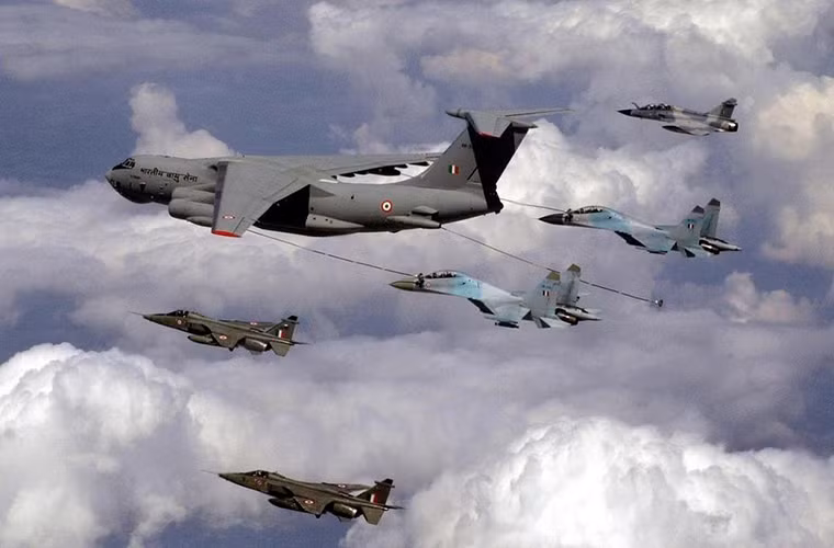 Hình ảnh biên đội máy bay chiến đấu của Không quân Ấn Độ tiếp nhiên liệu trên không từ một chiếc IL-78. Được biết, Ấn Độ là một trong số ít các quốc gia sử dụng IL-76 và các biến thể của nó như nền tảng máy bay quân sự chính của mình. Nguồn ảnh: QQ.