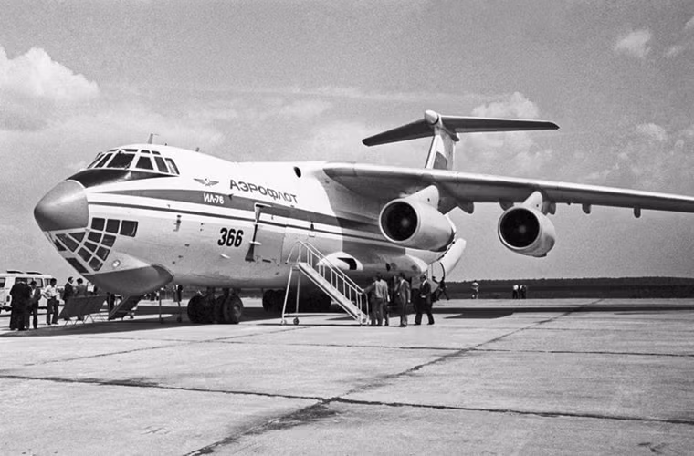 Đề án phát triển "ngựa thồ bay" IL-76 được Cục thiết kế máy bay Ilyushin khởi động từ năm 1967 nhằm đáp ứng yêu cầu Không quân Liên Xô khi đó về một dòng máy bay vận tải quân sự mới thay thế cho những chiếc Antonov An-12. Mẫu máy bay vận tải mới phải có khả năng mang theo ít nhất 40 tấn hàng hóa với tầm hoạt động hơn 5.000km, ngoài ra nó cũng phải được thiết kế để có thể hoạt động ở mọi điều kiện thời tiết khác nhau. Nguồn ảnh: QQ.
