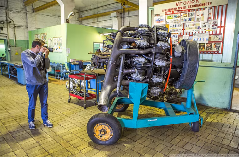 Hệ thống động cơ AL-82B trái tim của Mi-4, nó công suất 1.675 hp sử dụng hệ thống cánh nâng bốn cánh với tốc độ bay tối đa khá khiêm tốn 185km/h. Nguồn ảnh: English Russia.