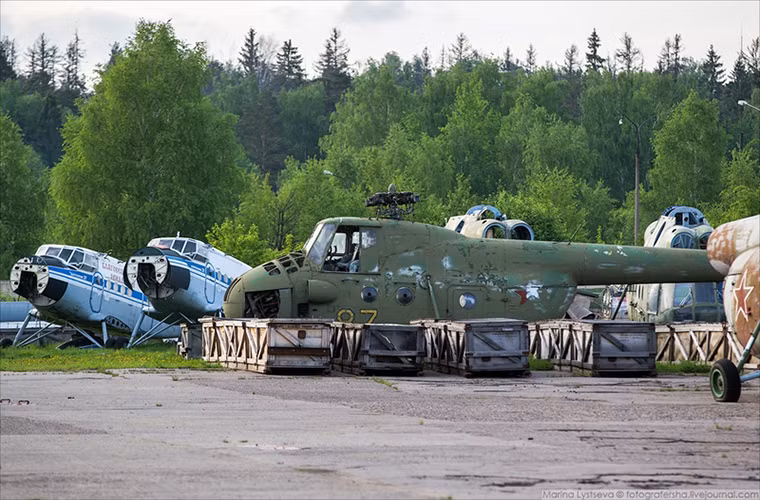 VAAFNAS là một trong những nhà máy sửa chữa máy bay lâu đời nhất ở Nga, nó hoạt động từ năm 1939 đến năm 1960 nhà máy này được chuyển đổi sang sửa chữa thêm các dòng trực thăng. Ở thời kỳ hoàng kim của mình VAAFNAS có thể sửa chữa hơn 30 chiếc máy bay mỗi tháng. Nguồn ảnh: English Russia.