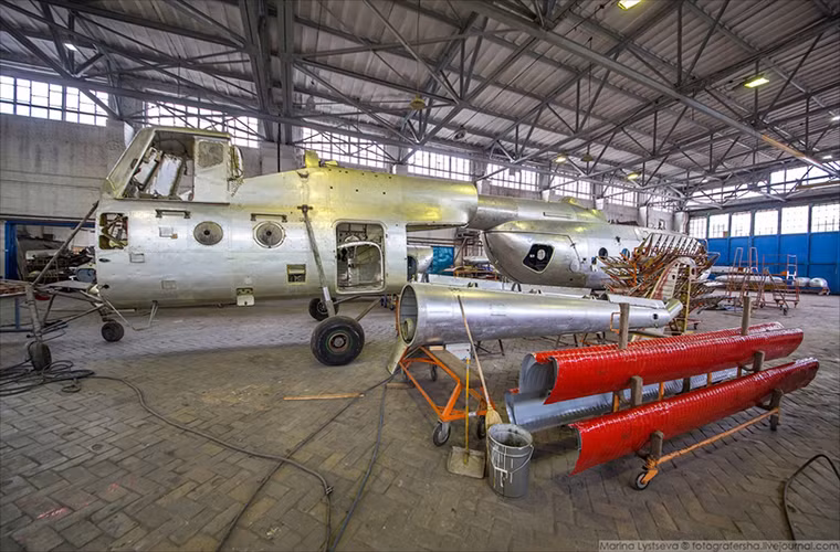 Bên cạnh việc sửa chữa số trực thăng này VAAFNAS cũng phải tìm phi công để thử nghiệm chúng và giờ số phi công biết điều khiển Mi-2 hoặc Mi-4 tại Nga khá hiếm, thậm chí có đi nữa cũng chẳng ai dám liều mình bay trên chúng. Nguồn ảnh: English Russia.