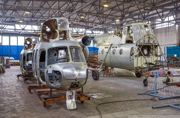 Cạnh Mi-4 còn có hai chiếc Mi-2 khác cũng được VAAFNAS đại tu hoàn toàn. Nguồn ảnh: English Russia.