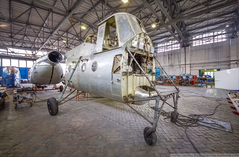 Nhìn chung mọi chi tiết trên chiếc Mi-4 này đều sẽ được sửa chữa hoặc làm mới để nó có thể bay lại được thêm một khoảng thời gian dài nữa. Nguồn ảnh: English Russia.