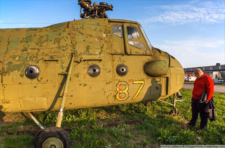 Trước khi được bỏ lại đây chiếc, chiếc trực thăng Mi-4 mang số hiệu 87 này đã được tháo bỏ mọi thiết bị bao gồm cả cánh quạt nâng. Tuy nhiên, về sơ bộ phần khung thân của nó vẫn còn tốt và vẫn có thể bay được. Nguồn ảnh: English Russia.