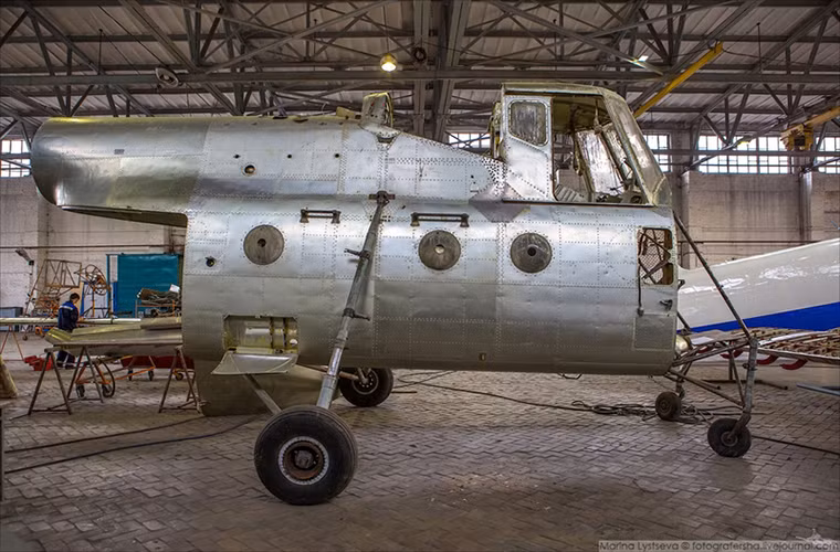 Toàn bộ phần thân máy bay được vệ sinh sạch sẽ với màu sơn nguyên gốc của nó, động cơ cũng đã được tháo ra mang đi bảo trì. Nguồn ảnh: English Russia.