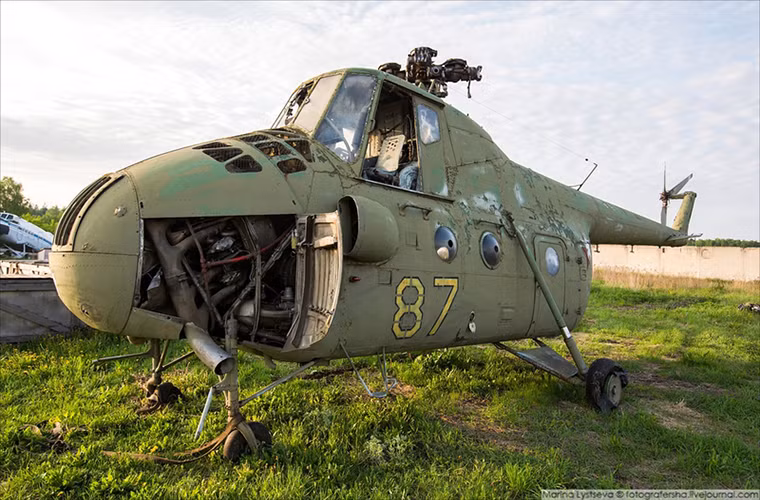 Trong ảnh là chiếc trực thăng vận tải Mi-4 sẽ được sửa chữa hôm nay. Nguồn ảnh: English Russia.