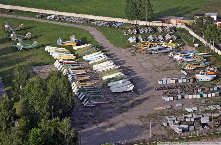 Quang cảnh bãi chứa máy bay tại VAAFNAS đã phần đều là các dòng trực thăng cũ do Liên Xô chế tạo trước đây trong đó có cả những chiếc máy bay vận tải An-2. Nguồn ảnh: English Russia.