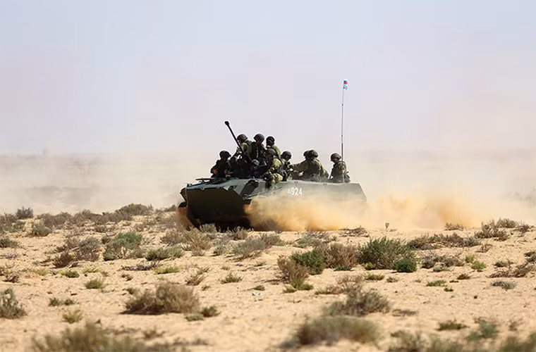 Trong ảnh là xe bọc thép BMD-2 chở theo lính dù Nga đến mục tiêu ngay sau khi tiếp đất. Nguồn ảnh: TASS.