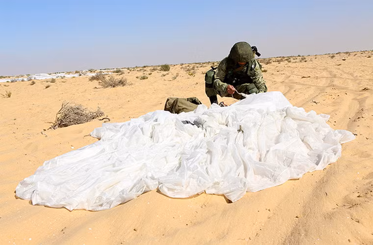 Về cơ bản VDV hoàn toàn vượt trội hơn các đơn vị lính dù Ai Cập trong các chiến dịch đổ bộ đường không tuy nhiên lính dù Ai Cập lại có lợi thế kinh nghiệm hơn trong tác chiến ở điều kiện sa mạc. Nguồn ảnh: TASS.