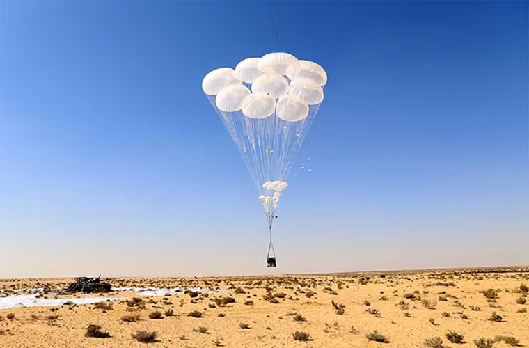 Defenders of Friendship-2016 cũng được xem là cơ hội tốt để các đơn vị lính dù Nga (VDV) làm quen với tác chiến môi trường sa mạc, khi mà sự hiện quân sự của Nga tại Trung Đông ngày càng gia tăng trong thời gian gần đây. Nguồn ảnh: TASS.