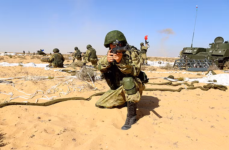 Hình ảnh lính dù Nga làm nhiệm vụ cảnh giới cho các đơn vị thiết giáp đáp xuống vị trí định trước. Nguồn ảnh: TASS.