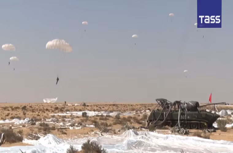Hình ảnh lính dù Nga đổ bộ lên sa mạc El-Alamein trong một buổi diễn tập tại Defenders of Friendship-2016. Nguồn ảnh: TASS.