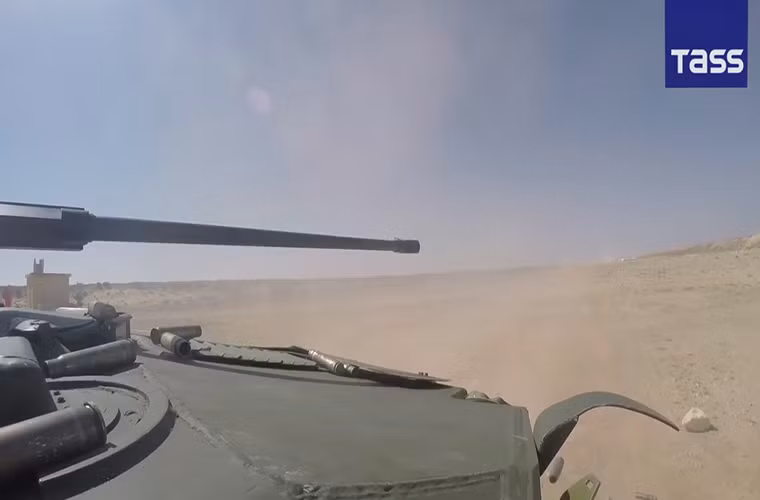 Xe bọc thép chở quân BMD-2 hổ trợ hỏa lực cho lính dù Nga-Ai Cập, nó được trang bị một pháo chính 30mm. Nguồn ảnh: TASS.