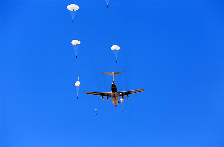 Trong thông báo của Bộ Quốc phòng Nga, Defenders of Friendship-2016 có sự tham gia của 300 lính dù của cả hai nước cùng nhiều loại khí tài hạng nặng gồm xe bọc thép đổ bộ đường không như BMD-2, BTR-D và quan trọng nhất vẫn là máy bay vận tải quân sự IL-76. Nguồn ảnh: TASS.