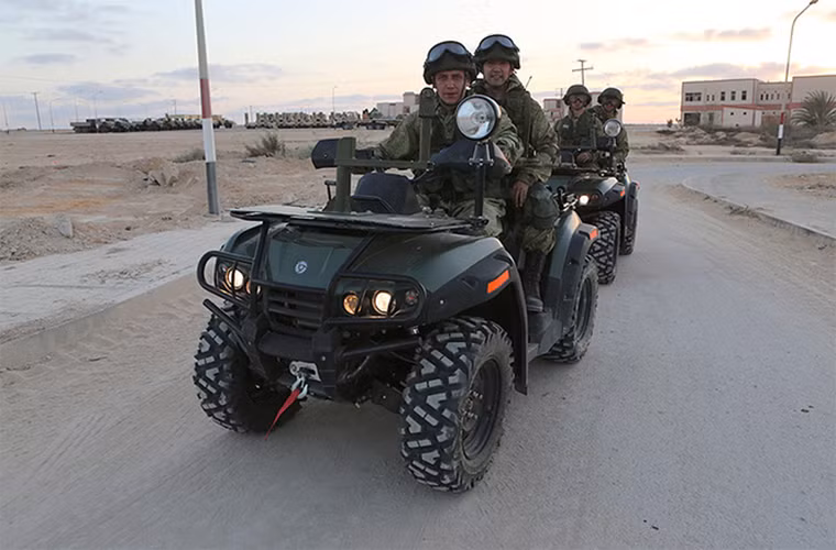 Trong ảnh là lính dù Nga với xe vượt địa hình AM1 khá hữu dụng trên địa hình sa mạc ở Ai Cập. Nguồn ảnh: TASS.