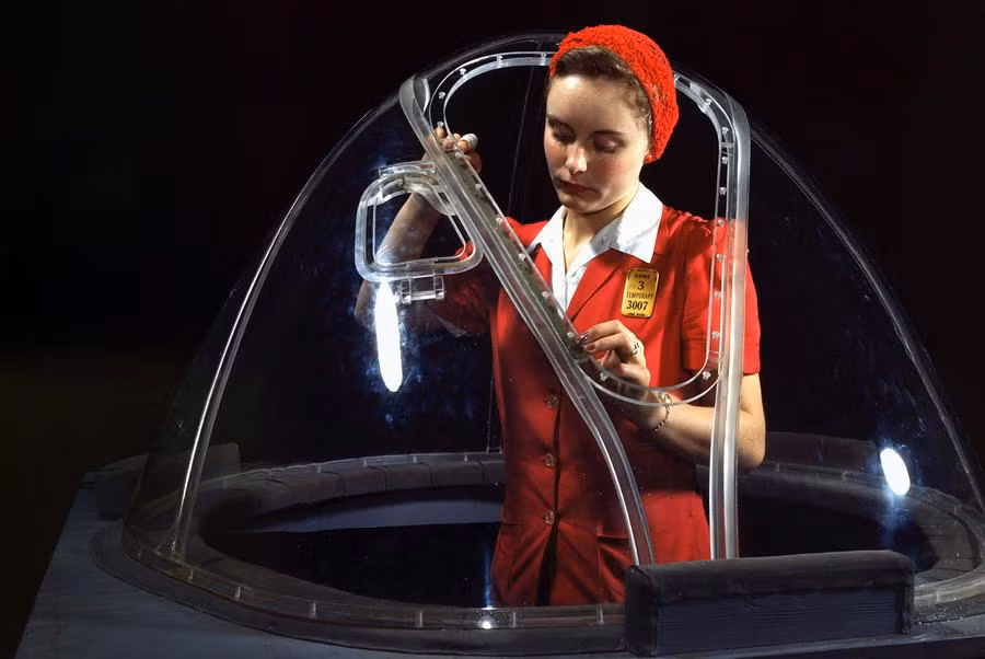 Khi mà nam giới đều tòng quân xung phong ra chiến trường thì hậu phương vững chắc của người Mỹ đã được đặt vào tay chị em. Ảnh: Một người phụ nữ đang lắp ráp ụ súng máy trên máy bay chiến đấu B-17 - "pháo đài bay" của Mỹ giai đoàn đầu và giữa Chiến tranh Thế giới thứ 2. Ảnh: Theatlantic.