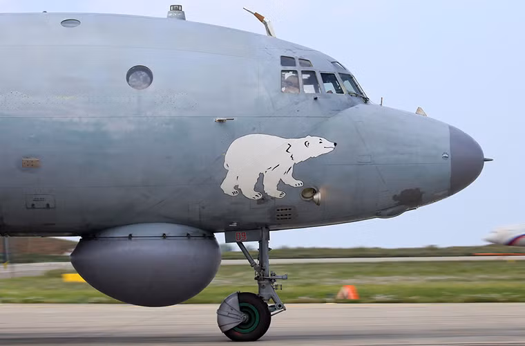 Phía dưới thân trước Il-38 cũng được tích hợp thêm hệ thống radar trinh sát Berkut-38 (định danh NATO là mắt ướt). Bộ đôi thiết bị này giúp Il-38 có thể dễ dàng phát hiện các mục tiêu trên và dưới mặt nước ở tầm xa, tuy nhiên khả năng phát hiện mục tiêu của Il-38 vẫn còn một con số bí ẩn.