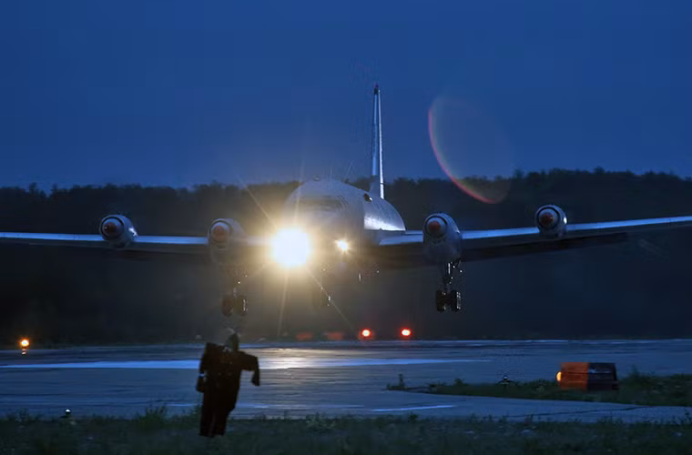 Giống như IL-18, Il-38 được trang bị bốn hệ thống động cơ cánh quạt Ivchencko/Progress AI-20M có công suất hơn 4.200 mã lực mỗi chiếc, cho phép máy bay di chuyển với vận tốc hơn hơn 640km/h ở trần bay 7.500m.