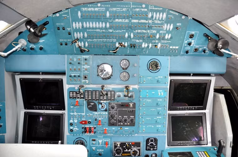 Về phi hành đoàn, Il-38 chỉ có phi hành đoàn 7 người bao gồm cả hai phi công cùng với đó là một hoa tiêu, một sĩ quan radar, một sĩ quan xử lý tín hiệu (SPIU), một kỹ thuật viên hàng không và sĩ quan thông tin. Không gian bên trong Il-38 cũng khá thoải mái tạo điều kiện thuận lợi cho các chuyến bay dài.