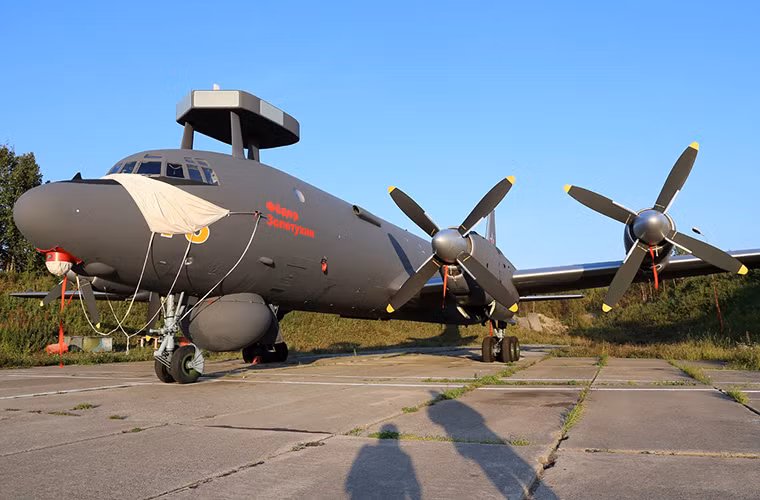 Không giống như Il-38 trước đây, Il-38N sở hữu kho vũ khí khá đa dạng hổ trợ cả chống hạm với tên lửa Kh-35 hay chống ngầm với ngư lôi AT-1, AT-2, và APR-3-E. Ngoài ra nó cũng có khả năng triển khai bom chống ngầm.