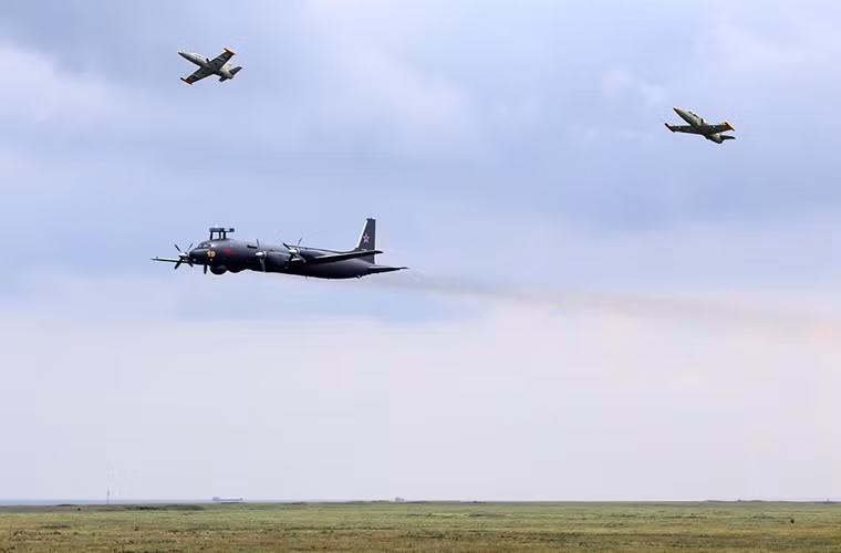 Dù được đánh giá khá cao nhưng lịch sử hoạt động của Il-38 trong Hải quân Liên Xô và Nga sau này khá mờ nhạt một phần do cái bóng quá lớn của dòng máy bay tuần tra chống ngầm P-3 Orion của Mỹ, mặt khác trang bị của Il-38 thời kỳ đầu khá mờ nhạt thiếu cả khả năng chống hạm. Và điều này chỉ dần được thay đổi với biến thể Il-38SD và Il-38N. Hình ảnh Il-38N của Hạm đội Thái Bình Dương Nga bay biểu diễn với máy bay huấn luyện L-39