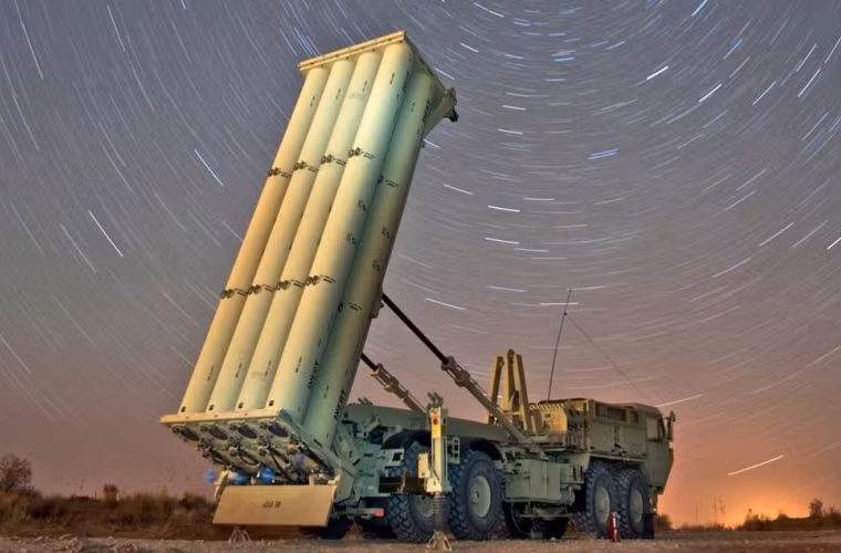 Chúng không sử dụng đầu nổ mà tên lửa sẽ tiêu diệt mục tiêu bằng chính động năng của vụ va chạm. Với phương thức này cho thấy hệ thống THAAD có độ chính xác đến không tưởng.