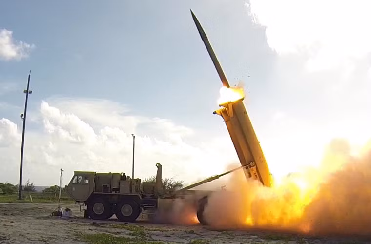 Hệ thống đánh chặn tầm cao THAAD được cấu thành vởi 5 thành tố chính bao gồm: xe trạm nguồn AN/MSQ, xe tháp anten, trung tâm hoạt động chiến thuật TOC, Radar tìm kiếm mục tiêu và điều khiển hỏa lực AN/TPY-2, cùng các xe phóng tên lửa.