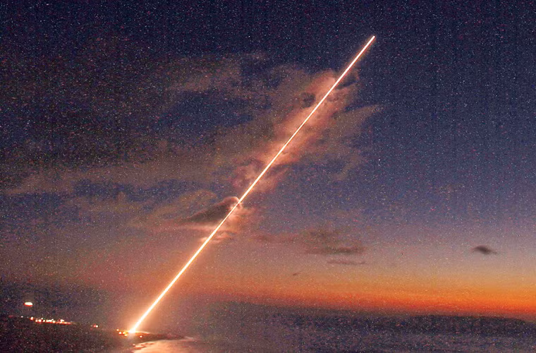 Radar này có thể phát hiện hàng trăm mục tiêu lớn nhỏ trên bầu trời ở khoảng cách lên tới 1.000km. Chúng sẽ khóa những mục tiêu nguy hiểm và dẫn đường cho các tên lửa đánh chặn chúng một cách chính xác.