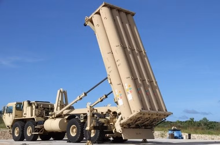 Chính thức đi vào phục vụ trong biên chế từ năm 2008, cho đến nay THAAD được đánh giá là một trong những hệ thống phòng thủ tên lửa mạnh mẽ nhất thế giới. Khác với hệ thống Patriot được trang bị rộng rãi cho các đồng minh, THAAD mới chỉ được trang bị cho quân đội Mỹ.