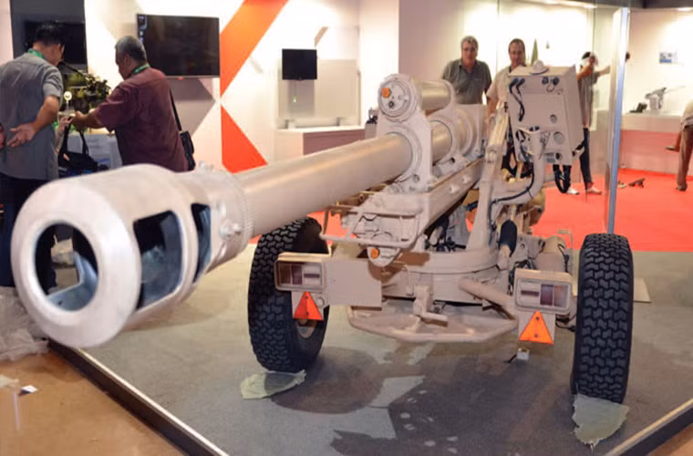 Thời gian triển khai của LG1 Mk III cũng khá nhanh tầm 30 giây và nó có thể bắn tới 12 phát/phút. Kíp chiến đấu của LG1 Mk III chỉ cần tới 3 binh sĩ trong khi đó ở LG1 Mk II là năm người điều này một phần nhờ vào hệ thống dẫn bắn tự động của nó. Nguồn ảnh: Army Recognition.