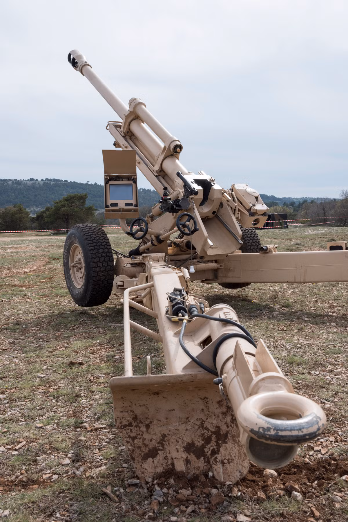 Nhưng đó chưa phải là tất cả ưu điểm của LG1 Mk III, một lợi thế khác của dòng pháo này chính là việc nó được tích hợp sẵn hệ thống dẫn đường quán tính hổ trợ dẫn bắn và hệ thống kiểm soát hỏa lực cho phép pháo thủ tính toán chính xác vị trí mục tiêu. Nguồn ảnh: Pakistan Defence.