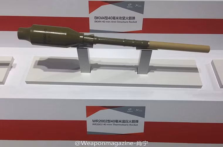 Tầm bắn hiệu quả của Type 69 chỉ trong vòng 300m, bên cạnh đó nó cũng được trang bị kính ngắm quang học hoặc kính hồng ngoại hổ trợ tác chiến ban đêm. Trong ảnh là mẫu đạn nhiệp áp WR2002 dùng để chống lại lực lượng bộ binh và công sự kiên cố của đối phương. Nguồn ảnh: QQ.