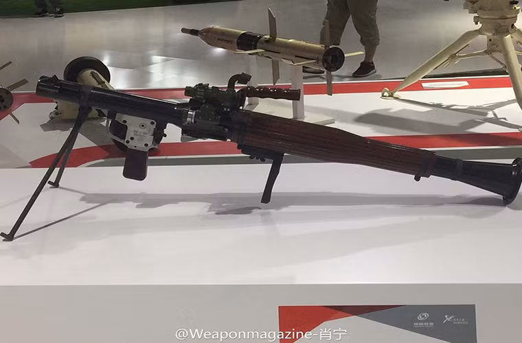 Tại triển lãm hàng không quốc tên Chu Hải năm nay, Tập đoàn công nghiệp quốc phòng Hoa Bắc (NORINCO) của Trung Quốc đã bất ngờ giới thiệu các biến thể súng chống tăng Type 69-1 40mm do công ty này tự sản xuất dựa trên thiết kế súng chống tăng RPG-7 (Việt Nam gọi là B41) trước đây. Nguồn ảnh: QQ.