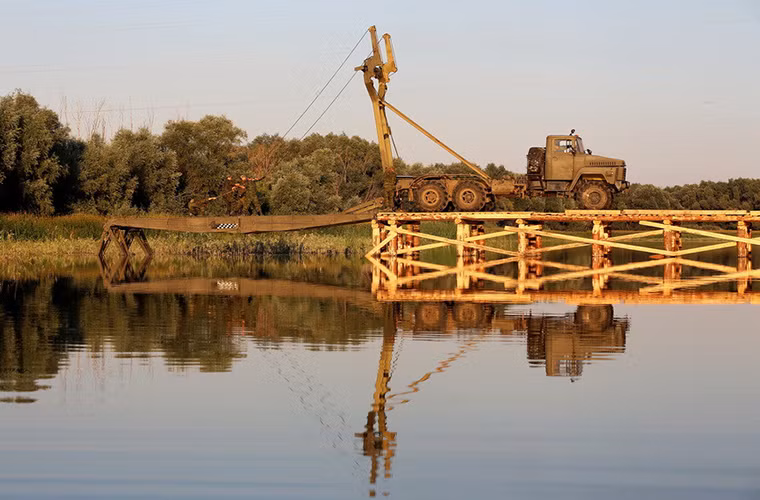 Thay vì sử dụng nhiều nhịp cầu khác nhau trong huấn luyện công binh Nga sử dụng các nhịp cầu bằng gỗ bắt qua các vùng nước cạn. Nguồn ảnh: Arms-Expo.