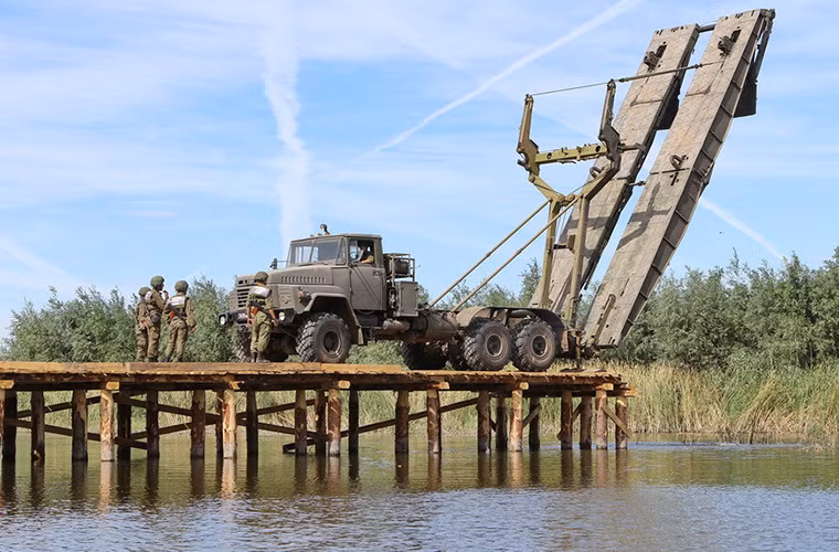 Thời gian triển khai tiêu chuẩn của TMM-3M1 thường không quá 10 phút đối với một nhịp cầu nhưng lại cần tới 72 phút với cả bốn nhịp cầu. Mỗi nhịp cầu cần tới từ 3-4 binh sĩ để vận hành triển khai cũng như thu hồi. Nguồn ảnh: Arms-Expo.