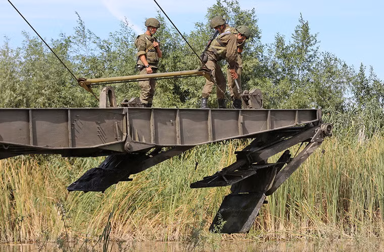 Nhìn chung dù được đưa vào trang bị đã lâu nhưng thiết kế của TMM-3M1 vẫn chưa mấy lỗi thời, thậm chí nó còn cơ động hơn một số mẫu cầu cơ giới sử dụng khung gầm bánh xích của Phương Tây. TMM-3M1 cũng là sự lựa chọn tốt cho các đơn vị bộ binh cơ giới khi muốn vượt qua chứng ngại nước hoặc cạn nơi cầu phao không thể hoạt động. Nguồn ảnh: Arms-Expo.