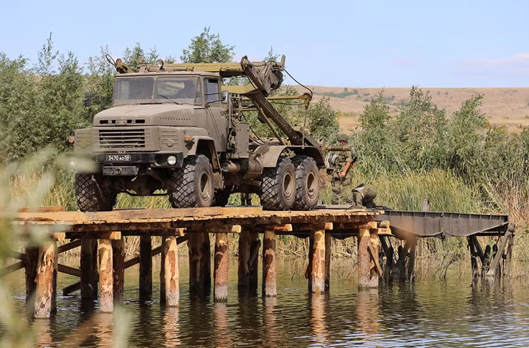 Trong ảnh là các binh sĩ Nga chuẩn bị thu hồi TMM-3M1 sau khi được triển khai. Nguồn ảnh: Arms-Expo. Nguồn ảnh: Arms-Expo.