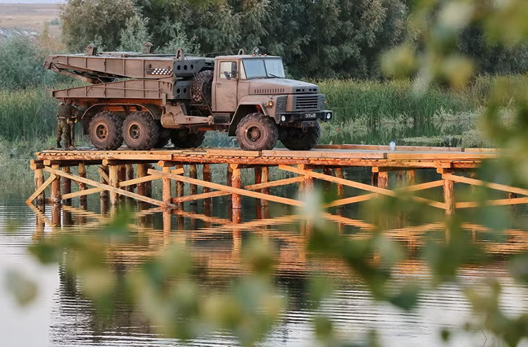 Hiện tại Quân đội Nga sử dụng cả TMM-3 và TMM-3M1, trong đó TMM-3 chủ yếu trong huấn luyện. Ngoài ra, Nga cũng đã phát triển biến thể tiếp theo của mẫu cầu cơ giới này là TMM-3M2. Trong ảnh là biến thể TMM-3M1 của công binh Nga. Nguồn ảnh: Arms-Expo.