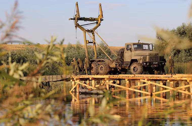 Cầu cơ giới tự hành TMM-3M1 có thể chịu được trọng tải lên tới 60 tấn dành cho các loại phương tiện cơ giới bánh xích và dưới 11 tấn cho các phương tiện cơ giới thông thường. Tốc độ di chuyển trên cầu phải giữ ở mức từ 20-25km/h. Nguồn ảnh: Arms-Expo.