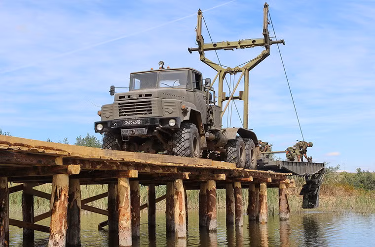 Ở biến thể TMM-3M2 mới của Nga, toàn bộ hệ thống triển khai TMM-3M2 đều được tự động hóa và chỉ cần tới 2 binh sĩ để vận hành nó với thời gian tối đa dưới 10 phút. Các thông số kỹ thuật còn lại đều được giữ nguyên. Nguồn ảnh: Arms-Expo.