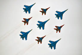 Kể từ năm 2004, chương trình bay của nhóm bao gồm các bài trình diễn chung cùng với đội nhào lộn “Chim én” trên chín máy bay – 5 chiếc Su-27 và 4 chiếc MIG-29. Sự kết hợp này đã trở nên nổi tiếng và đội hình này được đặt tên là “kim cương Kubinka” và đã thiết lập một kỷ lục thế giới trong lịch sử hàng không. Nguồn ảnh: Tass