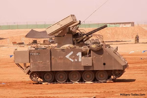 Thay vì trang bị radar riêng, Machbet lại được chia sẻ dữ liệu từ radar cảnh giới EL/M-2106. Radar này được trang bị trên một xe quân sự tách biệt với hệ thống Machbet. EL/M-2106 được coi là một trong những hệ thống radar mạnh mẽ, đây cũng chính là radar của hệ thống phòng không Spyder. Nguồn ảnh: Military-today