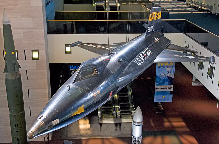 Vị trí thứ ba trong danh sách của War History thuộc về mẫu phương tiện bay siêu thanh North American X-15 do Không quân Mỹ hợp tác với Cơ quan hàng không vũ trụ Mỹ (NASA) phát triển. Tốc độ của X-15 có thể đạt tới Mach 6.72 tức 7.274km/h và là phương tiện bay nhanh nhất của Mỹ trong những năm 1960.